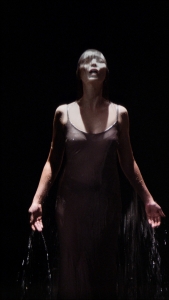 Detalle de la instalación Ocean Without a shore de Bill Viola en PLANTA